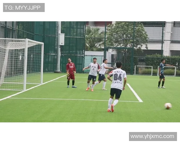 邻居们一起欣赏足球明星的精彩瞬间与激情时刻